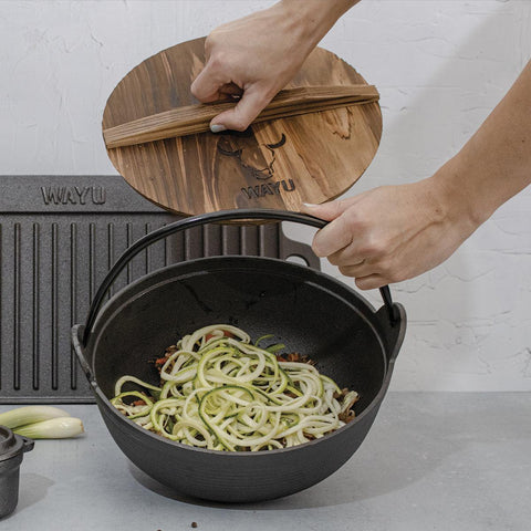 Olla Con Tapa De Madera Wayu Iron Cast - Mall del Parrillero