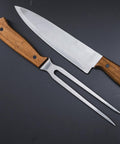 Set de cuchillo y tenedor parrillero con mangos de madera, ideal para asado

