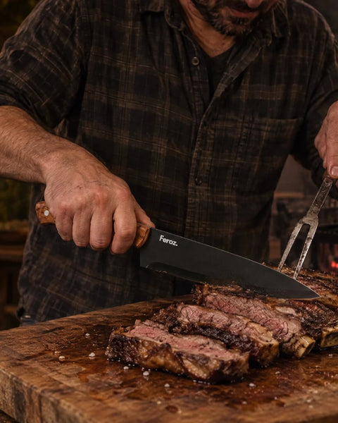 Parrillero cortando asado con cuchillo Feroz